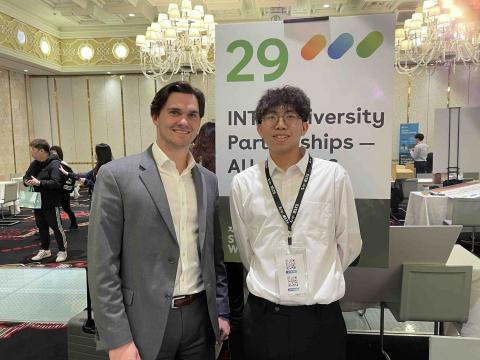 粘堉榮 - 擔任展覽翻譯跟國外代表合作