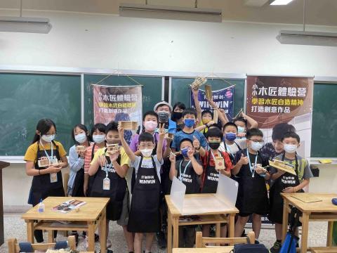 江卉庭 - 擔任國小營隊助教