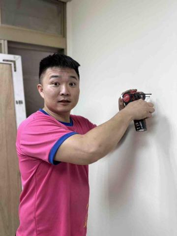 誠效搬家貨運 - 協助客戶吊掛鐘