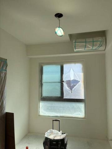 油漆師傅  史先生 - 這是一間靠窗小客廳.業主要求用噴漆.噴漆前將門窗先保護起來