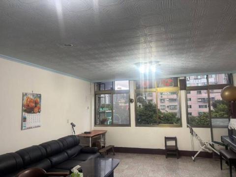 油漆師傅  史先生 - 這是一間客廳是拜拜用.長期香油燻.頂是貼壁紙.很完整沒有剝落.選擇直接刷乳膠漆蓋上