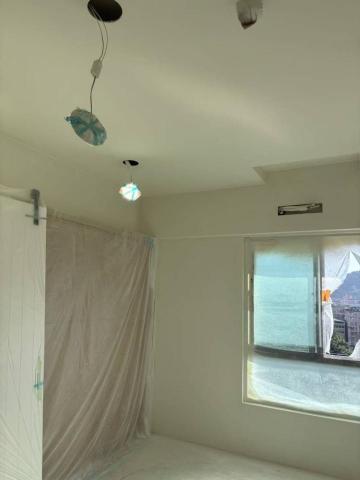 油漆師傅  史先生 - 窗戶跟門先用養生膠帶保護起來