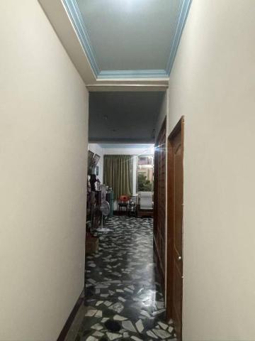 油漆師傅  史先生 - 房間過道的頂上壓條跟樓上拜拜廳用一樣顏色與手法