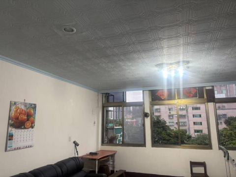 油漆師傅  史先生 - 頂上的壓條.依業主要求刷水藍色的乳膠漆