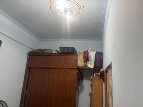 油漆師傅  史先生 - 這是一間和式房.頂上是水泥牆.沒有吊頂.壓條只是裝飾品