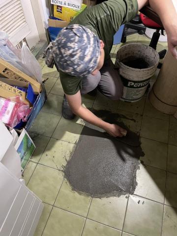 林明翰 - 地磚隆起。
屋主選擇泥作補平