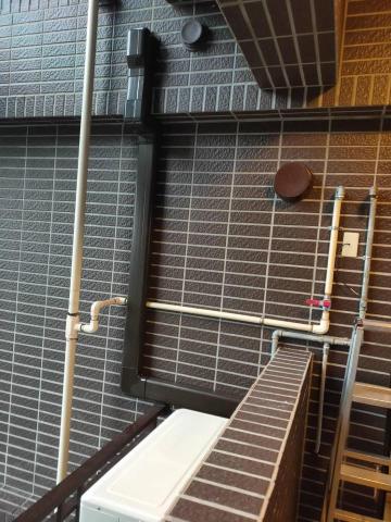 玉山冷氣工程行 - 室外管線使用管槽包覆，既美觀又能延長銅管的使用年限