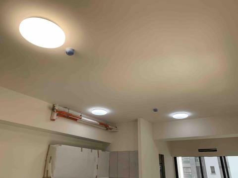 大吉工程行 - 幫客人安裝吸頂燈