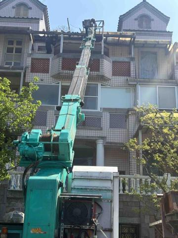 創生環保科技-楊淯正 - 五層樓高空拆除作業