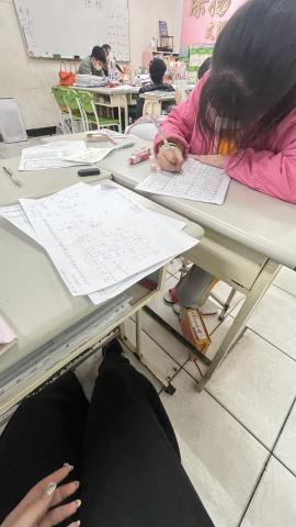 吳采萱 - 於國小文理補習班擔任助教協助小孩學習及批改作業