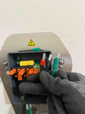 劉昌明 - 接點壓接