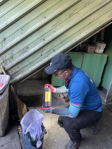 張道弦 - 老鼠鼠藥投放。控制宿舍內鼠害族群數量。