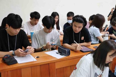 孫彥均 - 曾參與臺大國際英語演講營擔任隊輔