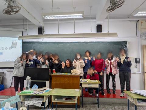 余香瑩 - 與學生合照