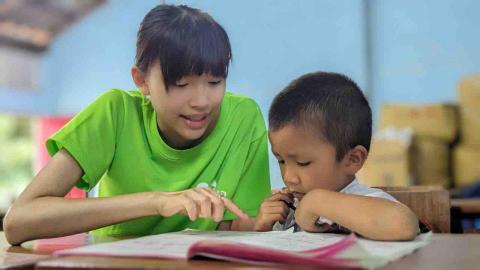 Chaya - 這是我在泰國擔任志工時教幼兒園小朋友功課的畫面