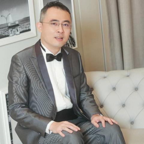 提供管理顧問服務的專家CHARLES HUANG