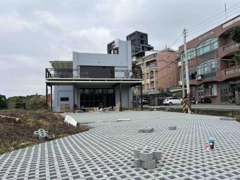 龍潭曾師傅：專業透水磚純代工 - 透水磚完工紀錄

大植草磚施作
依現場排水調整基底
表面平整、排水順暢

每個現場條件不同，施工方式也會微調

#透水磚 #植草磚 #地坪施工 #透水鋪面

有需要透水磚施工，歡迎私訊詢問