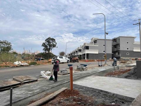 龍潭曾師傅：專業透水磚純代工 - 透水磚施工紀錄分享

20*20*6（cm）
庭院前人行道，透水磚鋪設，先整理基底並確認排水方向
再進行整體鋪設與水平調整

重視排水
重視基底穩定

施工細節決定後續使用品質

歡迎有需要透水磚施工的朋友私訊討論

#施工紀錄 #透水磚 #工程日常 #地坪