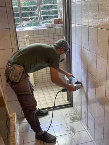 林明翰 - 局部瓷磚開裂  切割打除