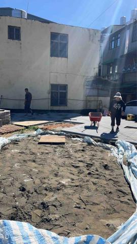 龍潭曾師傅：專業透水磚純代工 - 透水磚施工紀錄分享

30*30（cm）
私人土地，透水磚施作，可看出鋪設後與未整理土地間明顯差異，先整理基底並確認排水方向
再進行整體鋪設與水平調整

重視排水
重視基底穩定

施工細節決定後續使用品質

歡迎有需要透水磚施工的朋友私訊討論

#施工紀錄 #透水磚 #工程日常 #地坪