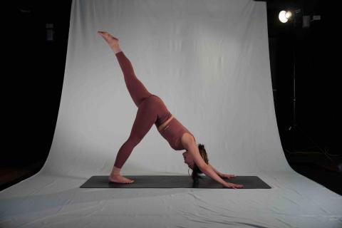 Keke - 「單腳下犬式+開髖」伸展背部線條 擺脫梨形身材！
～初學者友善～