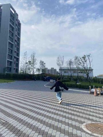 龍潭曾師傅：專業透水磚純代工 - 透水磚完工紀錄

麵包磚照圖施作
依現場排水調整基底
表面平整、排水順暢

每個現場條件不同，施工方式也會微調

#透水磚 #麵包磚 #地坪施工 #透水鋪面

有需要透水磚施工，歡迎私訊詢問