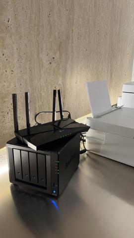 張勤禾 - 本案例為實際客戶環境建置，完成 NAS（網路儲存設備）與無線路由器設備整合安裝。

透過專業規劃，確保：
? 無線訊號穩定且涵蓋完整
? NAS 正常運作，支援資料備份與存取
