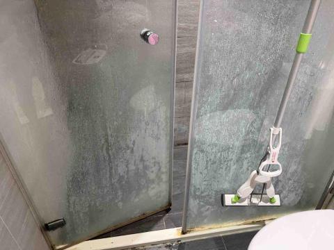 志維 個人工作室 - 大安區   浴室間矽利康翻新及牆 地面除霉 施工前