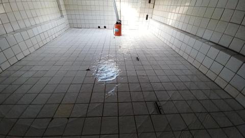 提供平台樓梯服務的專家室內清潔及拆除，清洗水塔