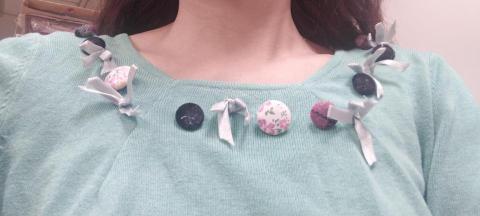 敏服飾修改 - 原本鬆掉來領子把它調整之後就可以變成像原來的領子一樣