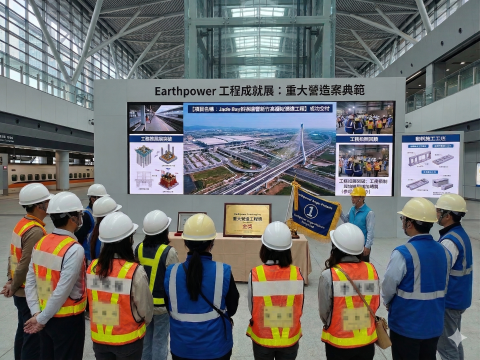 林芳伶 - 「見證，是為了展現企業最精湛的硬實力。」
在這個全球競爭的時代，我們相信，卓越的企業故事不僅存在於先進的自動化產線中，更體現在品牌對品質的極致追求與經營理念間。
深耕中部 20 年的資深團隊，憑藉豐富的工程紀錄經驗，我們不只聚焦於廠區規模，更專精於全方位企業形象企劃。透過精準的視覺語彙，我們將企業的研發歷程、生產優勢與核心價值，轉化為具備國際競爭力的品牌核心影像。