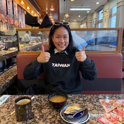 提供衝浪服務的專家Tanzie Yang