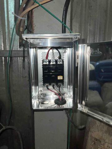 高雄銓安水電 - 空壓機電源拉線及開關安裝