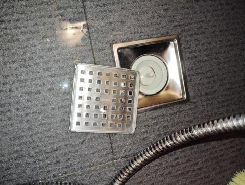 曾珞婷 - 浴室排水孔清潔後