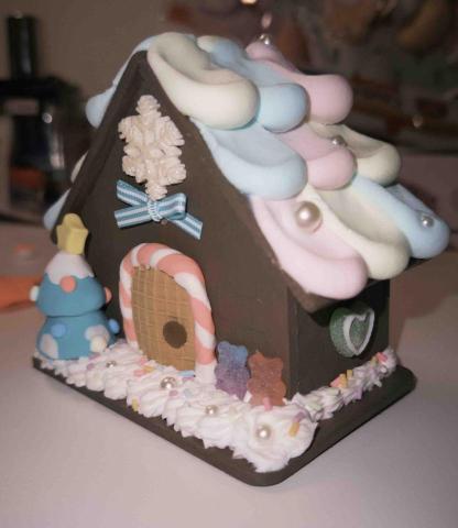 姚采伶 - 黏土課-作品範例（糖果屋存錢筒）