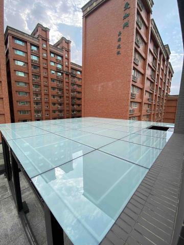 天下玻璃/謝先生 - 屋頂採光罩（5+5強化白膜膠合玻璃）