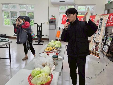 林奕廷 - 社區長者營養講座－211餐盤主題。現場準備多樣食材，帶領長者實際操作與配餐，協助理解均衡飲食原則，提升參與感與學習效果。