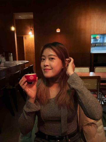 提供撞球桌球兩用桌服務的專家張亦含