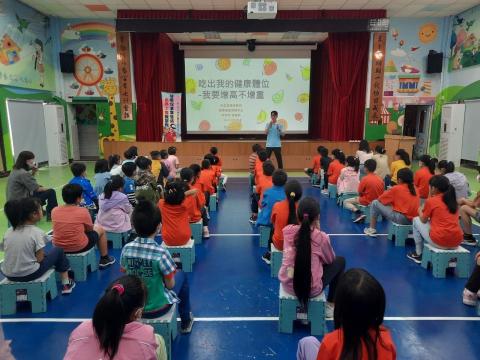 林奕廷 - 國小朝會健康講座，以「健康體位－我想增高不增重」為主題，向學生介紹均衡飲食、規律運動與健康生活習慣，協助建立正確體位管理觀念。