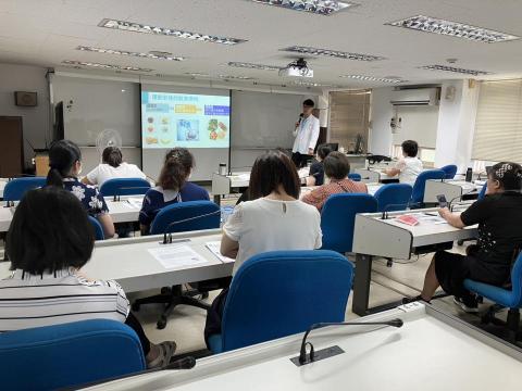 林奕廷 - 職場健康講座－減重營養主題。針對上班族常見的外食、久坐與體重管理問題，分享均衡飲食、熱量控制與實用飲食技巧，協助建立健康減重觀念。