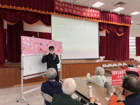 林奕廷 - 課程中運用食物卡片搭配魔鬼氈互動教具，帶領長者將食物貼到對應的六大類食物分類區塊，透過實際操作學習食物分類的重要性，提升理解與記憶效果。