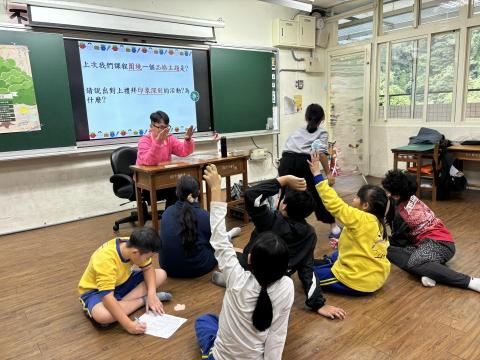 林奕廷 - 受邀至偏鄉國小進行品格教育課程，透過互動問答與遊戲引導討論，陪伴學生思考尊重、責任與合作等重要觀念，提升課堂參與度與學習興趣。