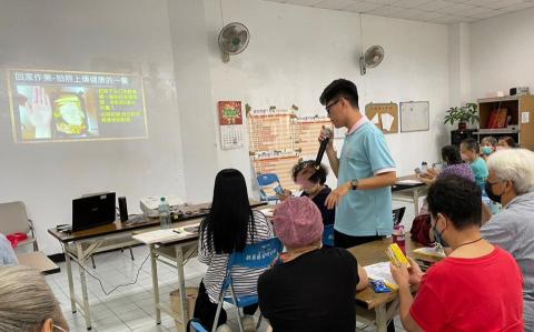 林奕廷 - 課程中以實際包裝食品作為教具，帶領學員認識營養標示內容與判讀重點，並於系列課程中設計簡單回家作業，協助將所學延伸到日常生活中。