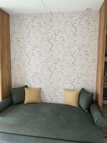 邱鎮平 - 沙發背牆