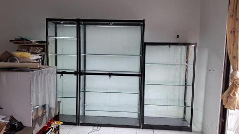 清淞搬家 - 海運家具組裝。系統LED玻璃櫃