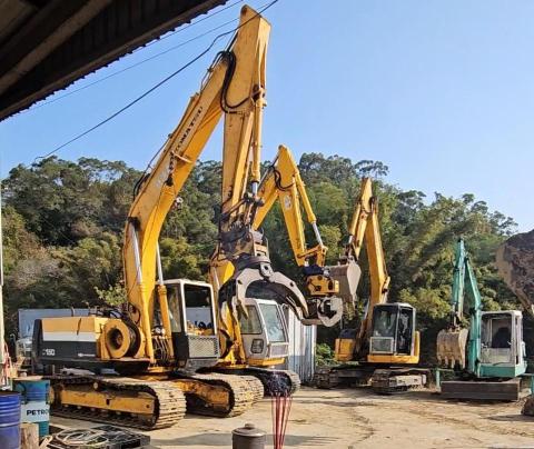 財溢鑫開發工程 陳先生 - 多台施工機具