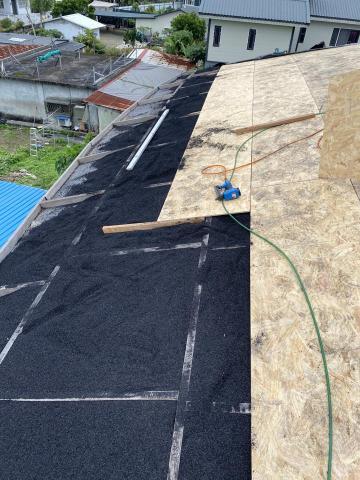 許淙閔 - 屋頂夾層放天然碳化粗糠，以利隔熱。