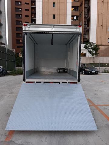 王阿信 - 車箱
長330&times;寛170&times;高165公分