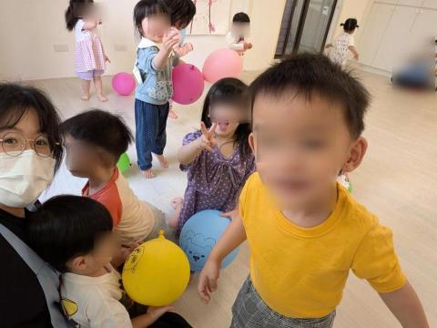 吳慈靜 - 跟班上小孩自由活動時的互動