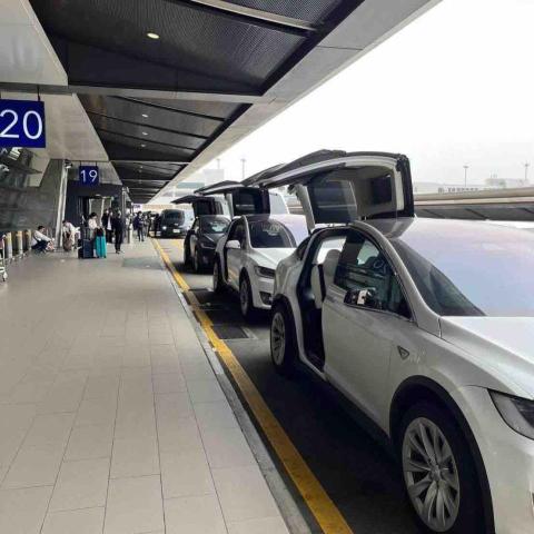 玩旅跑跑｜機場接送⠐旅遊包車⠐商務包車⠐結婚禮車 - ✦ 特斯拉 五人座（經濟舒適）

適合：小家庭 / 情侶 / 個人旅客
	&bull;	可乘坐：1～4人（最佳）
	&bull;	行李：約 2～3 件（28吋）
	&bull;	空間特色：前後行李空間、科技感強
	&bull;	優點：
✔ 安靜平穩
✔ 車內乾淨無異味
✔ CP值高

車型會依「人數與行李數」為您安排最適合車輛，以乘坐舒適與空間為優先，讓您一路輕鬆不擁擠  （如有指定車型需求，也可提前告知）